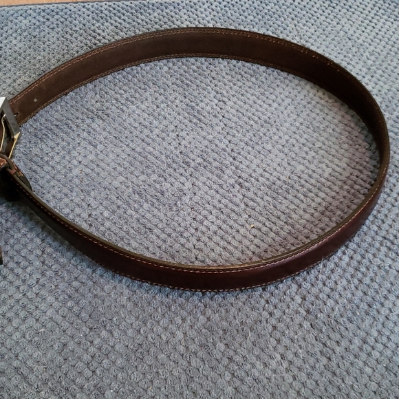 Men's dark brown leather belt, fits size 32", EUC - Picture 8 of 9